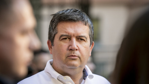 Hamáček ve sněmovně opět jako doma. Strnadův člověk má zlatou kartu a s ní doživotní přístup k poslancům