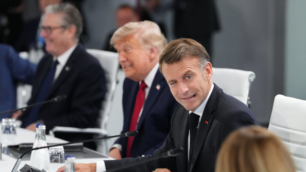 Zleva britsk� premi�r Keir Starmer, americk� prezident Donald Trump,...