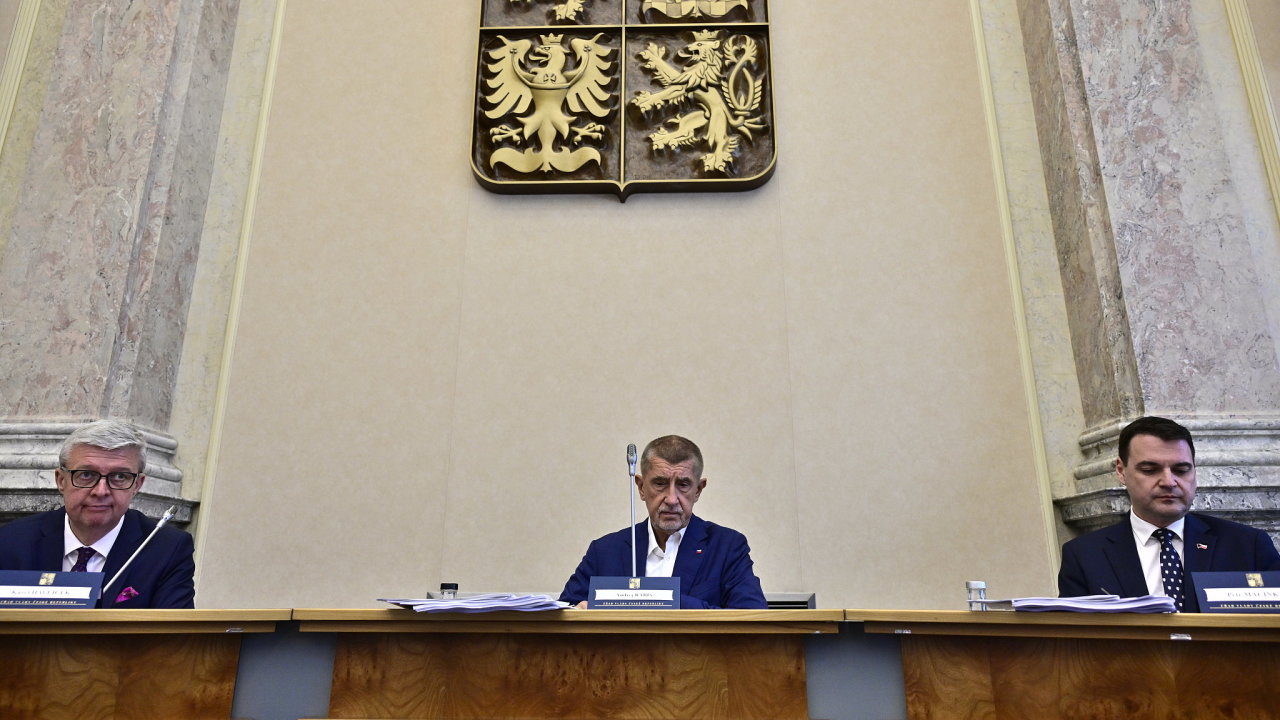 Vláda v sále jedná i o utajovaných věcech a pro nahrávání platí přísná omezení.