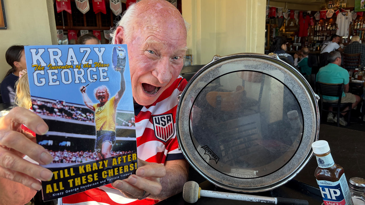 Mexická vlna, na snímku Crazy George