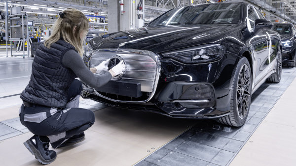 Mercedes-Benz roz�i�uje v�robu v ma�arsk�m Kecskem�tu. V p�li �ervence tu...