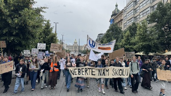 Červnovým happeningem s průvodem před budovu ministerstva školství žáci...