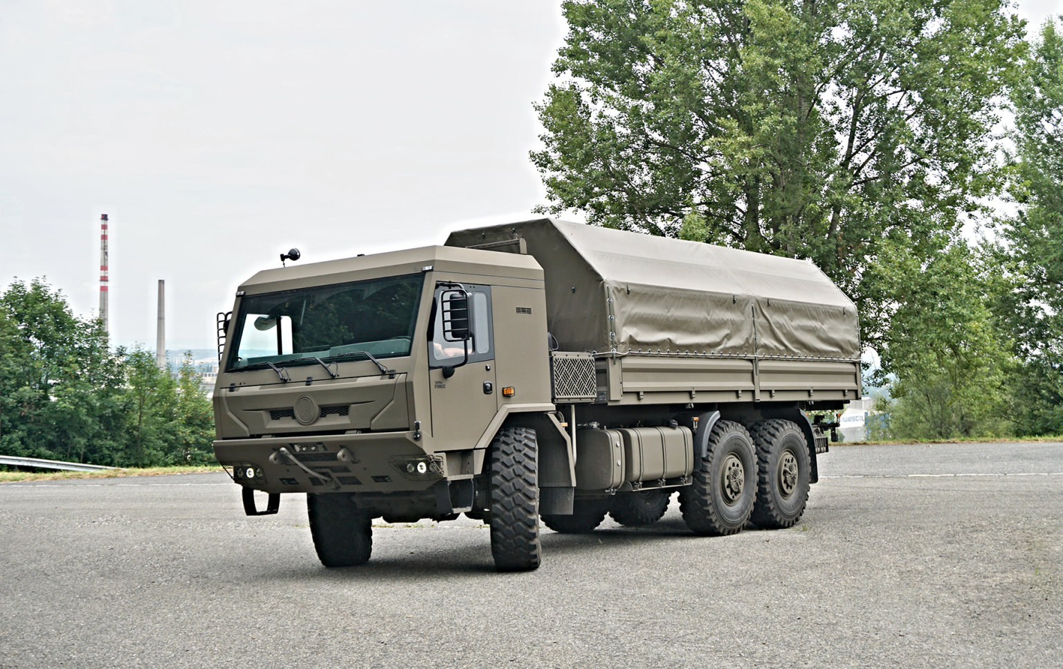 Tatra Force t�et� generace je nejnov�j��m �esk�m vojensk�m automobilem...