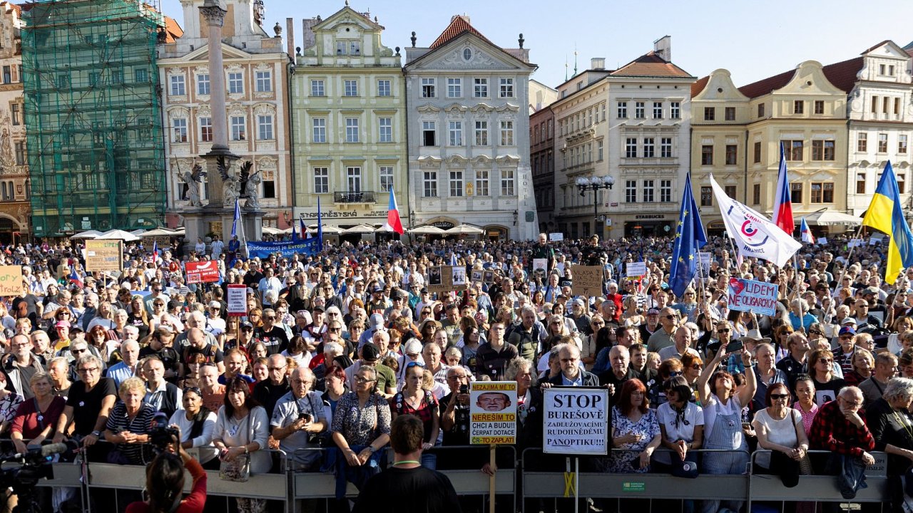 Protivl�dn� demonstrace na Starom�stsk�m n�m�st�.