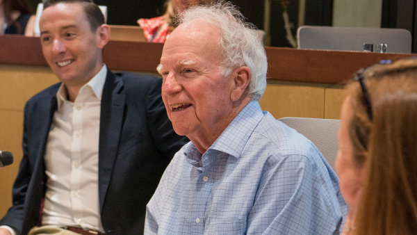 Ekonom Robert E. Hall působí na Stanfordově univerzitě.