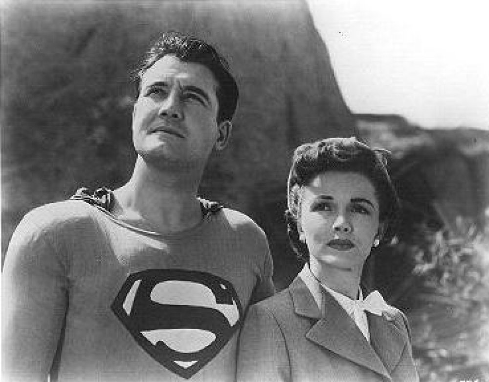 superman_01.jpg Herci Phyllis Coates a George Reeves v jedné z prvních televizních show se Supermanem v padesátých letech minulého století.