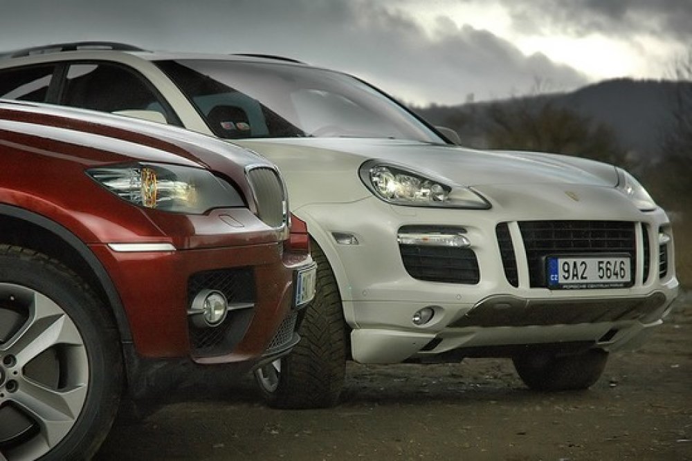 Nelitostny Souboj Bmw X6 50i Vs Porsche Cayenne Gts Proc Ne