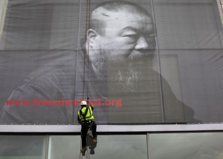 Na prel Lisson Gallery je ohromn billboard s portrtem tiapadestiletho tvrce / Foto: Reuters