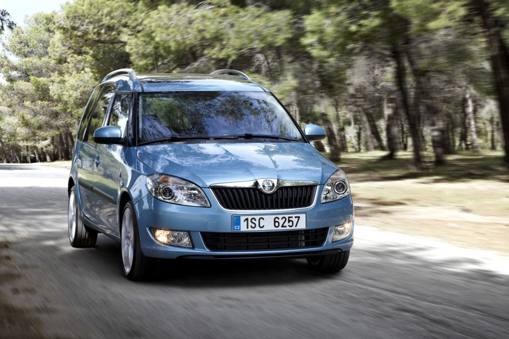 Škoda Roomster Roomster sice patří mezi menší MPV než Lodgy, má ale mnohem propracovanější interiér s posuvnými a vyjímatelnými sedadly druhé řady.