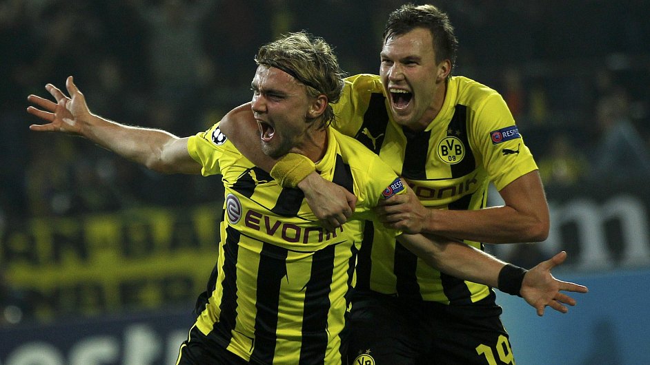 Fotbalist Dortmundu Marcel Schmelzer (vlevo) a Kevin Grosskreutz se raduj z glu proti Realu Madrid.