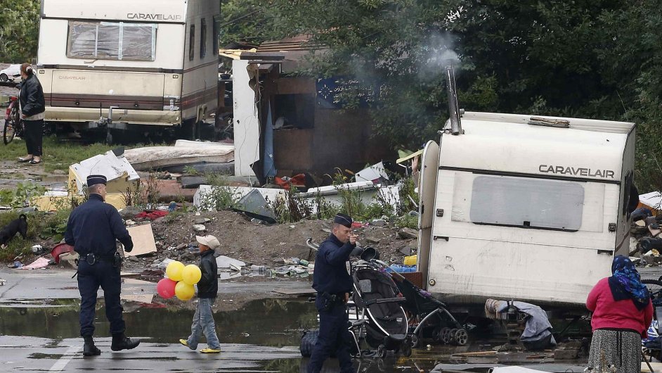 Francouzsk policie likviduje nelegln romskou osadu u Lille