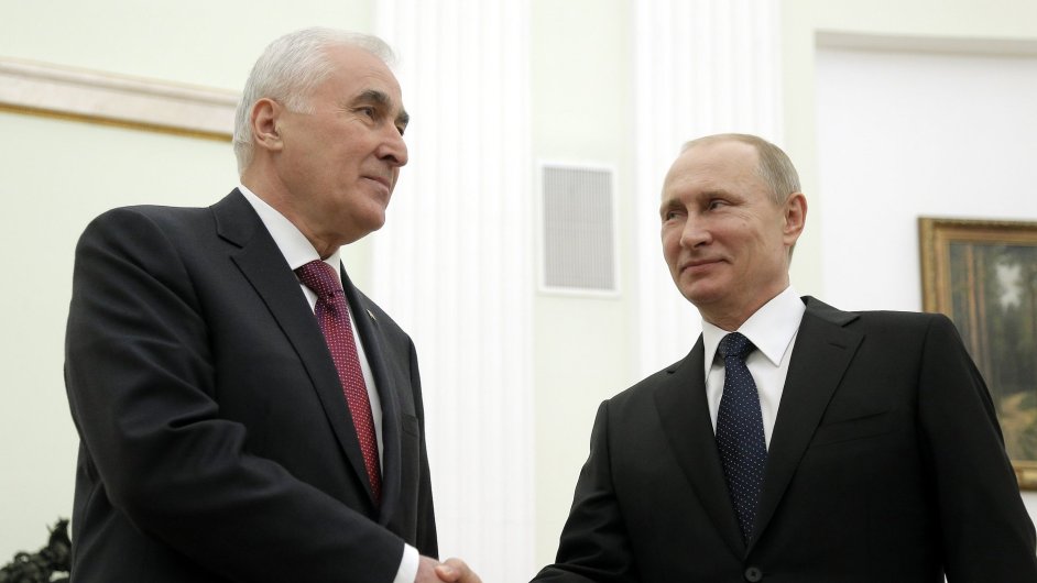 Rusk prezident Vladimr Putin a ldr Jin Osetie Leonid Tibilov na setkn v Moskv.