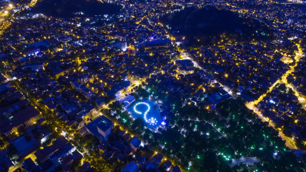 2.cena v kategorii Nejpopulárnější Nejoblíbenější fotografií soutěže se stala vítězná fotografie Ricarda Matiella, ale těsně za ním se na druhém místě umístil tento snímek nočního města Plovdiv v Bulharsku.