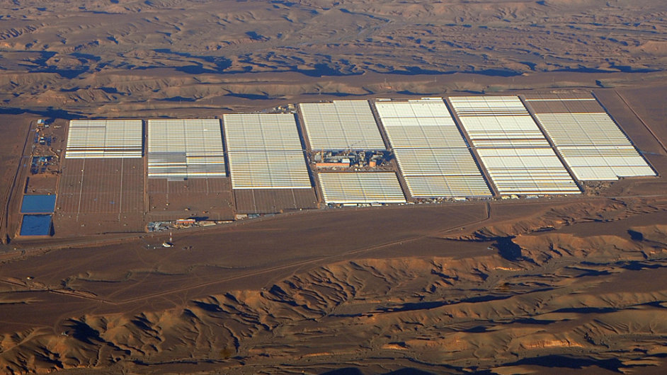Pro dokonèení první solární elektrárny je nutné pøepravit po vysokohorském høebeni pohoøí Atlas pøibližnì 24 000 tun chemických látek