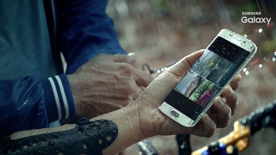Samsung na reklamnm videu ukazuje jednu z pednost mobil Galaxy S7 a Galaxy S7 Edge - vododolnost.
