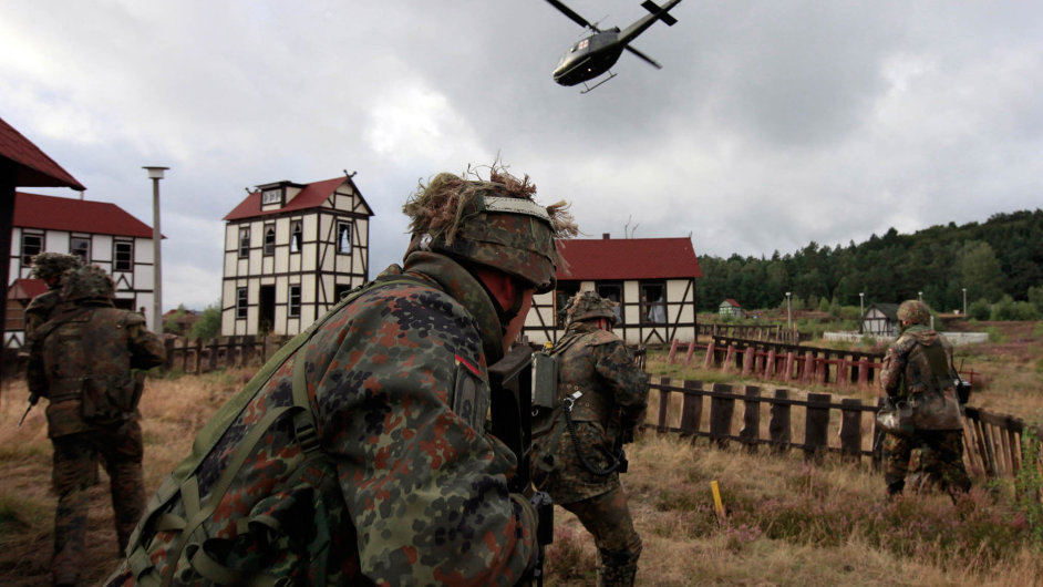 et vojci budou nejsp v roce 2018 pod nmeckm velenm spolen brnit Litvu v rmci poslench prapor NATO. Na ilustranm snmku cvien vojk bundeswehru nedaleko od Bergenu.