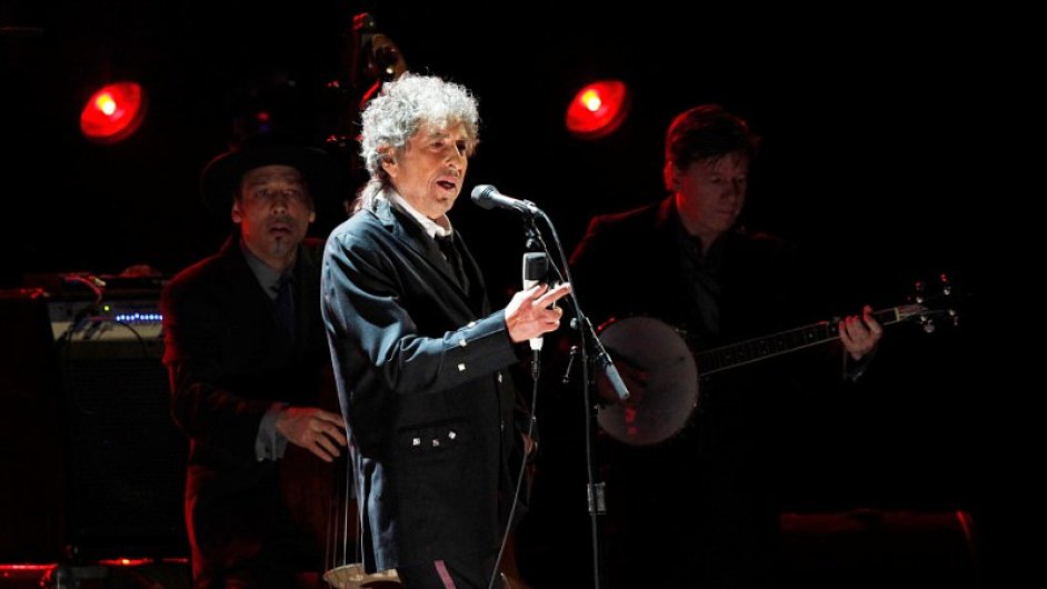 Bob Dylan vloni jako první hudebník v historii obdržel Nobelovu cenu za literaturu.