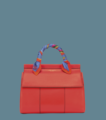 Kabelka T Satchel z leštěné kůže a nastavitelným popruhem je novým přírůstkem do rodiny doplňků značky TORY BURCH. Šátek dodá jednoduchým liniím hravost.