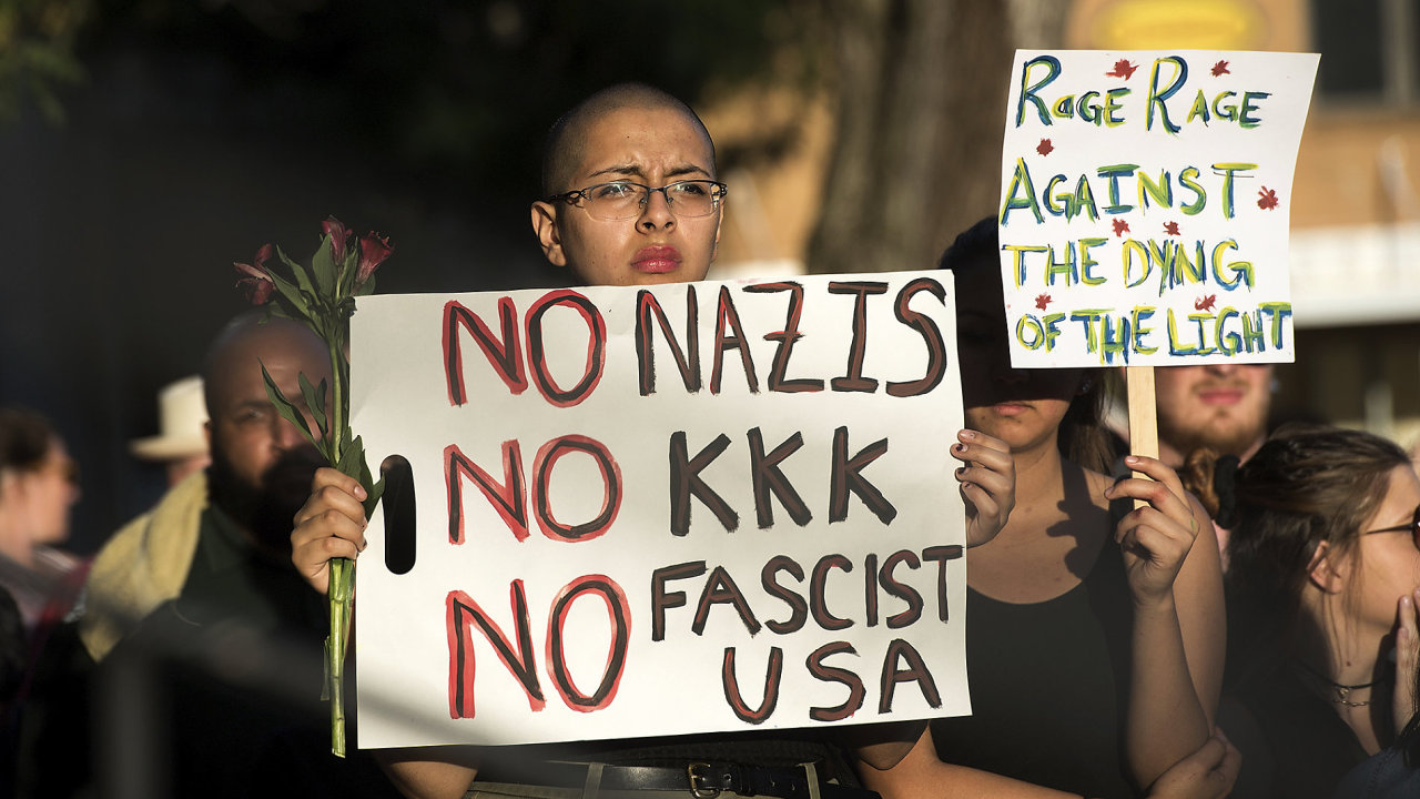 V Charlottesville narazili rasist na odpor ze strany mstnch obyvatel.