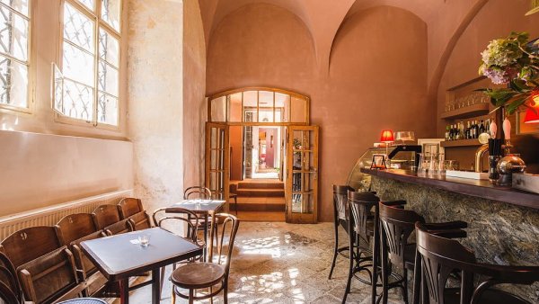 Café de Paris se přestěhovalo na Velkopřevorské náměstí.