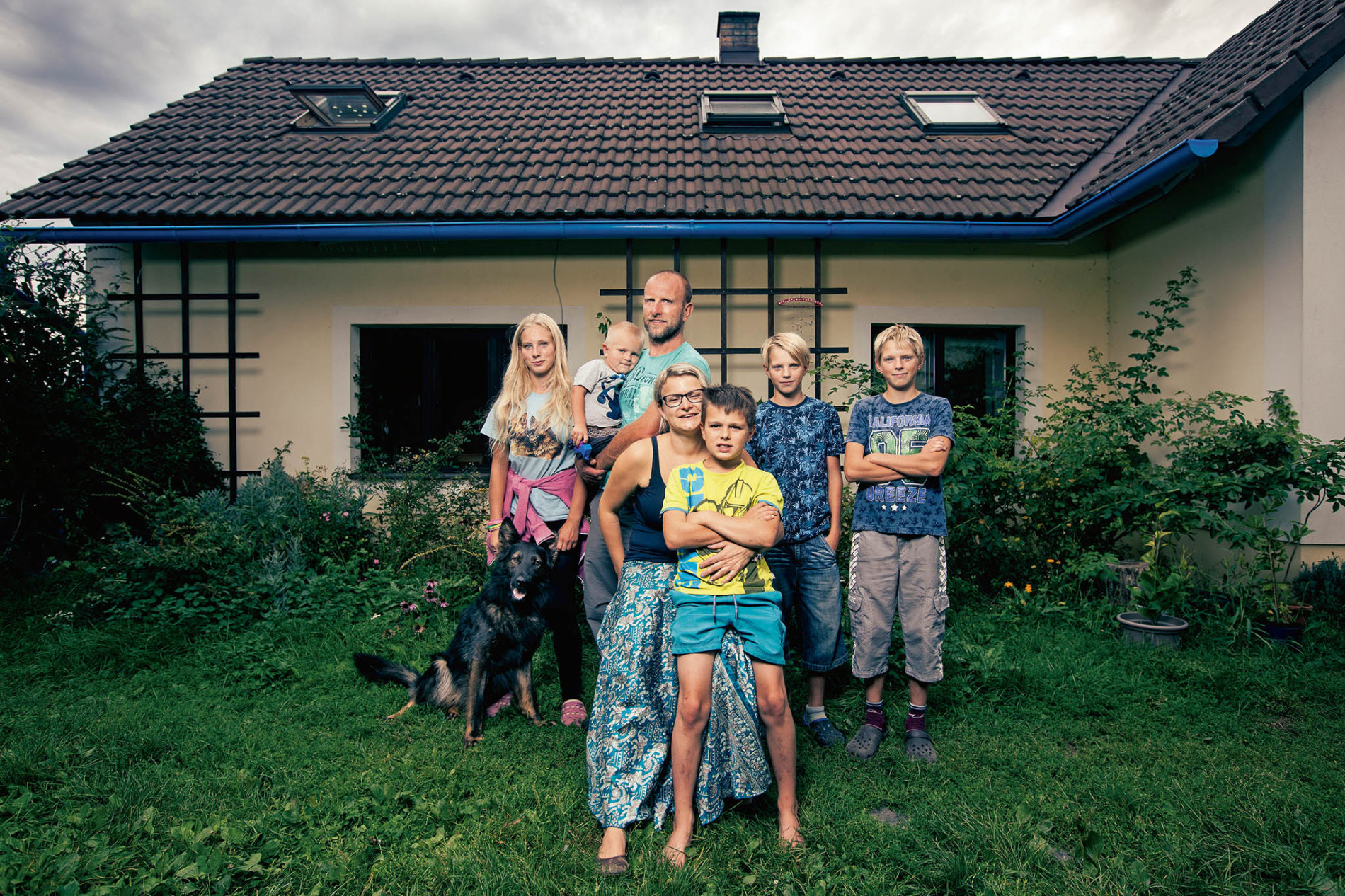 Luboš a Hana Beranovi a jejich pět dětí. Šesté kvůli nemoci chybělo. (Foto: Matej Slávik) jarvis_59b11f09498e27ac7136fd2e.jpeg