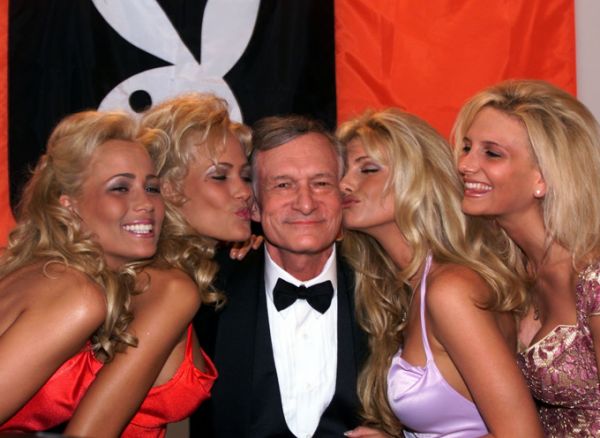 Playmates v Cannes, uprost�ed zakladatel Hugh Hefner. Momentka ze 14.kv�tna 1999.