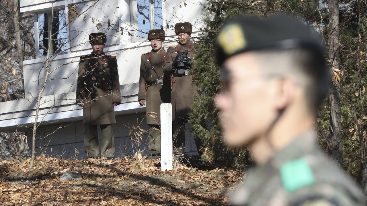Severokorejt vojci koukaj na jihokorejskou hranici. KLDR, Jin Korea, Severn Korea
