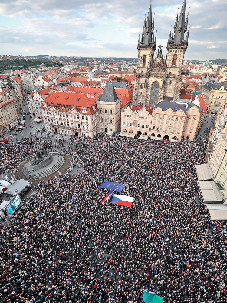 Demonstrace na Staroměstském náměstí