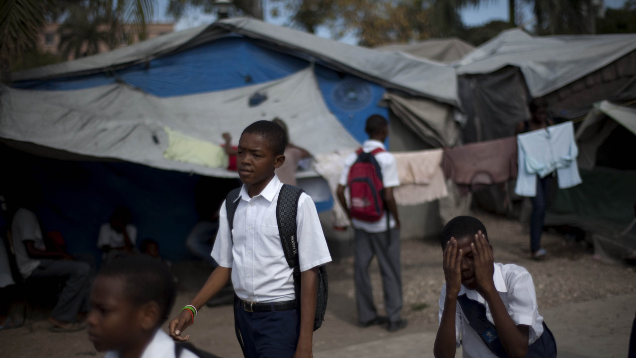 kolci kr podl stanovho tbora Champ de Mars v Port-au-Prince