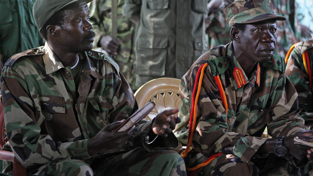 Joseph Kony (vlevo)