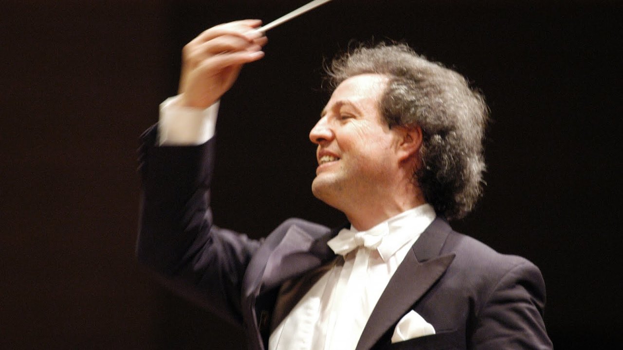 Staronov hostujc dirigent F si v tuzemskch filharmonk i jejich mentality.