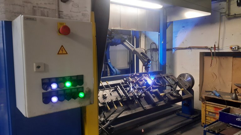 Na výrobì sekaèek Dakr se podílí také plnì automatizované sváøecí robotické pracovištì.