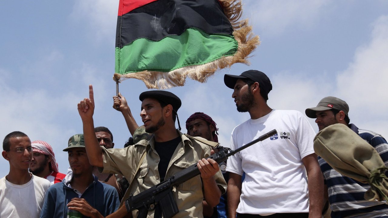 Libyjt rebelov s vlajkou