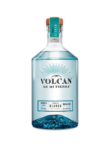 Než se stala drinkem, byla sopkou. V mexickém Jaliscu před více než 200 tisíci lety vybuchla sopka, příznačně zvaná Tequila. Tato erupce pokryla oblast bohatou sopečnou půdou, díky čemuž je ideální pro pěstování modré agáve. Volcan De Mi Tierra je nová prémiová tequila od Moët Hennessy.