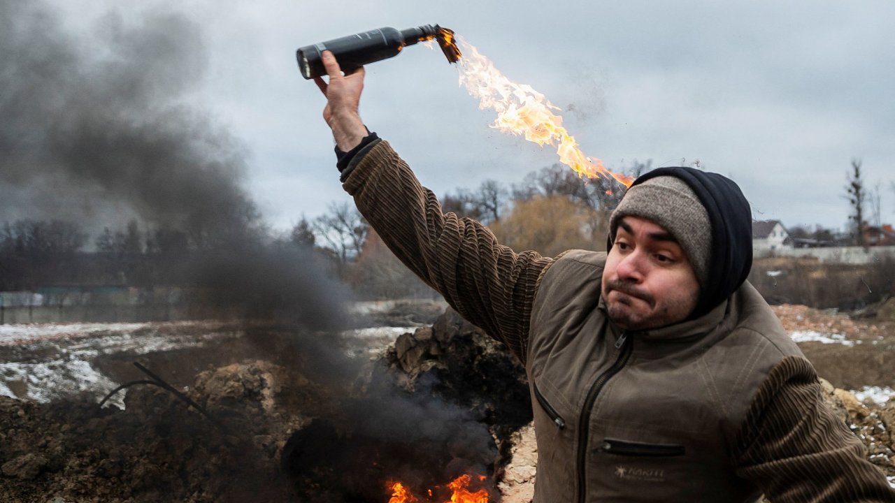 Ukrajinský civilista a možný partyzán s Molotovovým koktejlem.
