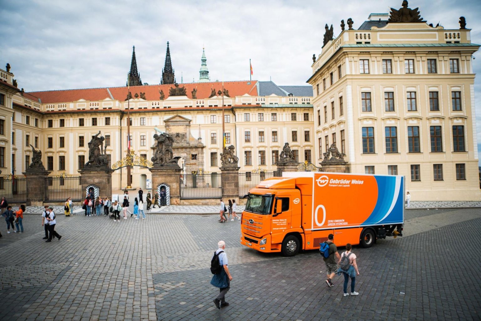 Gebrüder Weiss má v úmyslu dál investovat do vodíkové technologie. Firemní nákladní vozidlo na vodík v roce 2022 úspìšnì absolvovalo zátìžový test na dlouhé trase do Prahy.