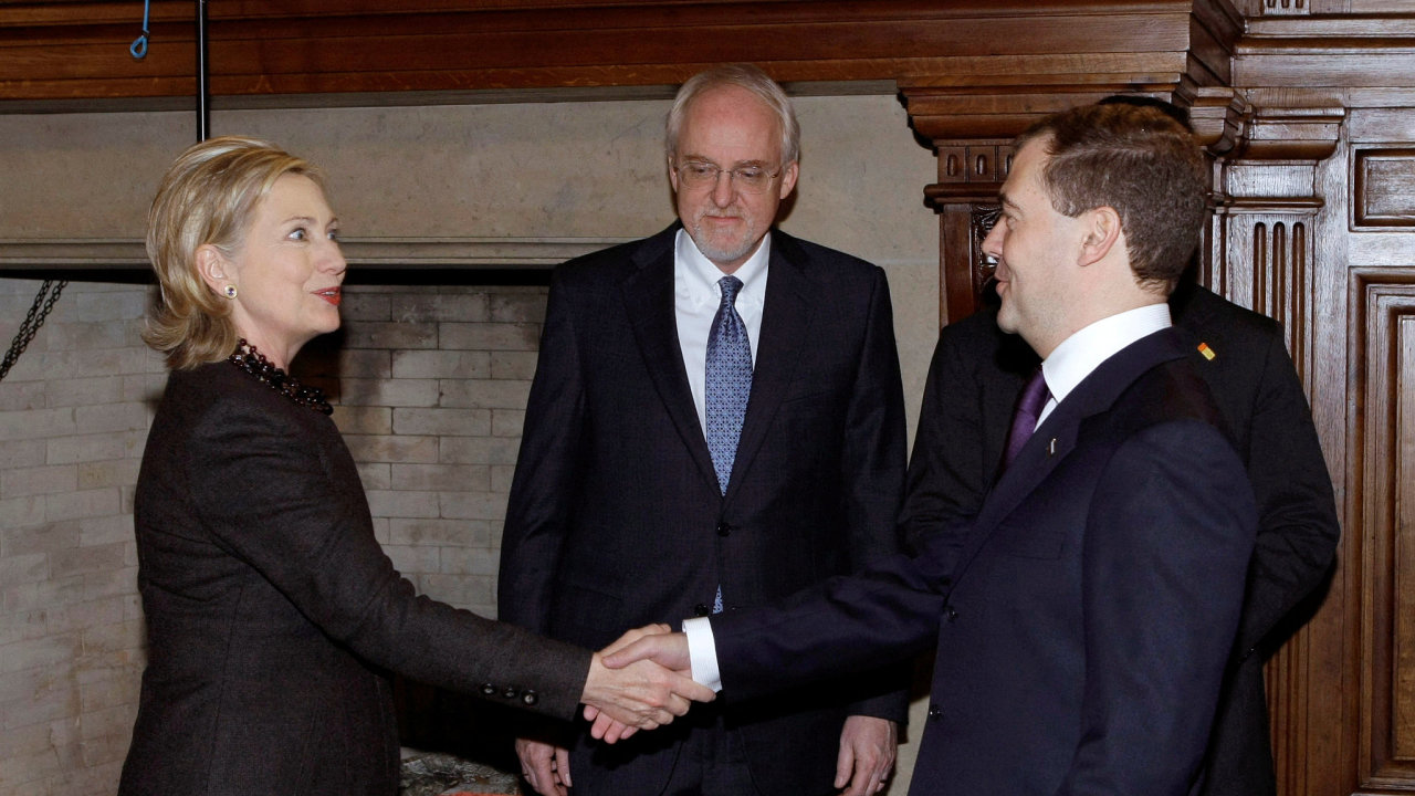 Hillary Clintonov� na t�in�ct let star�m sn�mku s tehdej��m rusk�m prezidentem Dmitrym Medved�vem.