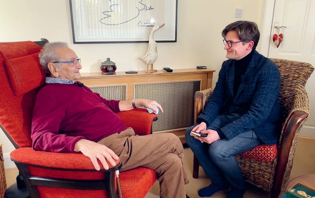 Lukáš Dolanský v rozhovoru s posledním přeživším československým veteránem z bitvy o Francii Ervínem Hoidou. (Foto: Repro z knihy Barvy mého Londýna) Lukáš Dolanský v rozhovoru s posledním přeživším československým veteránem z bitvy o Francii Ervínem Hoidou.