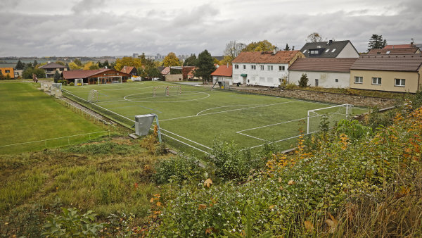 Prodej fotbalového areálu ve Zbuzanech zamrzl. V dražbě zvítězil místní klubový boss, ale nakonec nezaplatil