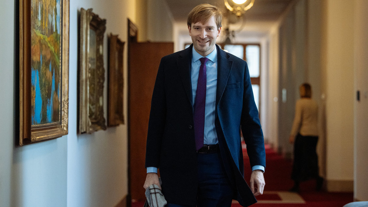 Podle ministra Adama Vojt�cha byla debata dlouh� a slo�it�. Pond�ln� krok ani...