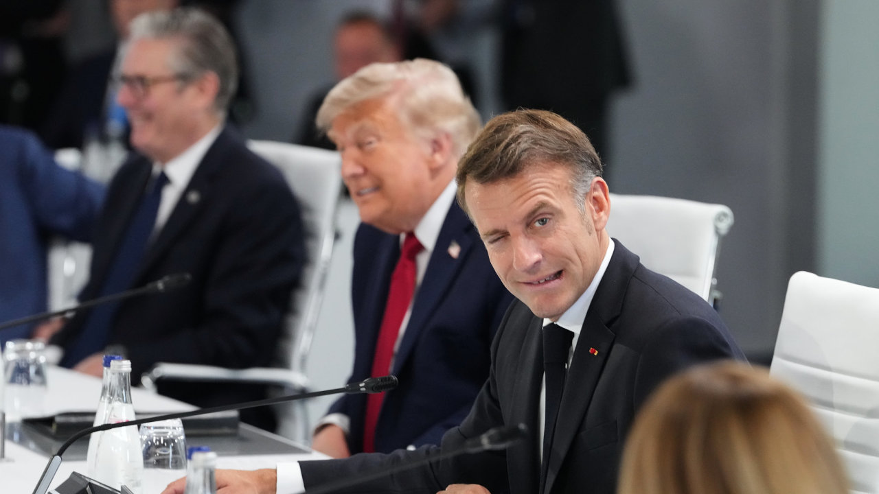 Zleva britsk� premi�r Keir Starmer, americk� prezident Donald Trump,...
