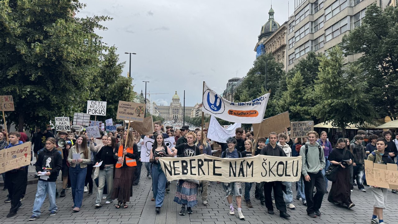 �ervnov�m happeningem s pr�vodem p�ed budovu ministerstva �kolstv� ��ci...