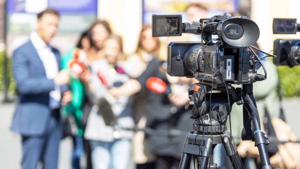 m�dia, tiskov� konference