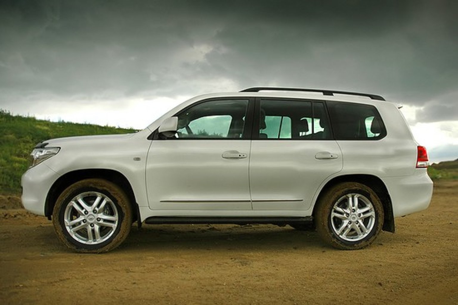 957449828_toyota_land_cruiser_02_550x367_.jpg