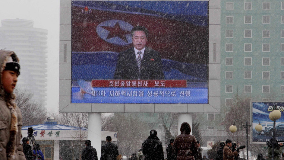 Sttn televize informuje na velkoplon obrazovce na ndra v Pchjongjangu o spnm jadernm testu