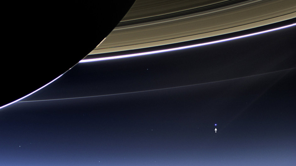 Pohled na planetu Zemi ze Saturnu