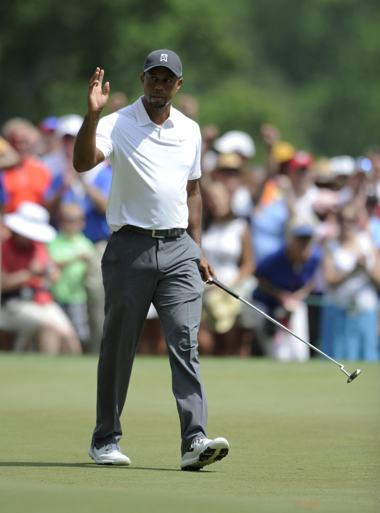 Tiger Wood při prvním návratu na golfové hřiště po operaci zad