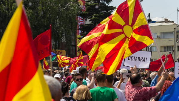 Makedonci v květnu protestovali proti premiérovi Gruevskému, přezdívanému malý diktátor. Demonstrant drží ceduli s nápisem "Odstup!".