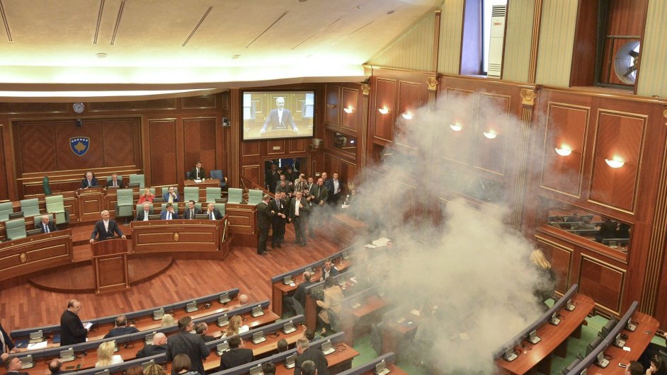 Kosovsk opozice se pokusila volbu zmait pouitm slznho plynu.