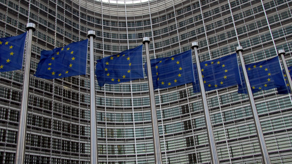 Vlajky před sídlem Evropské komise.